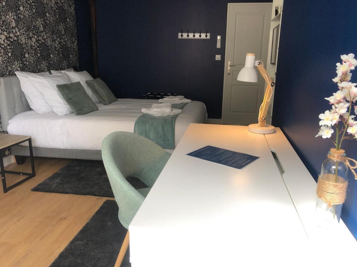 Hotel Restaurant La Place Saint-Amand-Mont-Rond Bagian luar foto