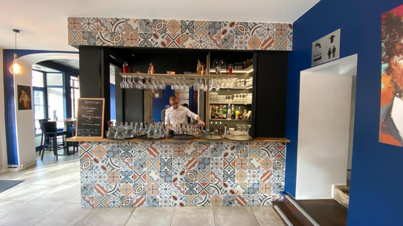Hotel Restaurant La Place Saint-Amand-Mont-Rond Bagian luar foto