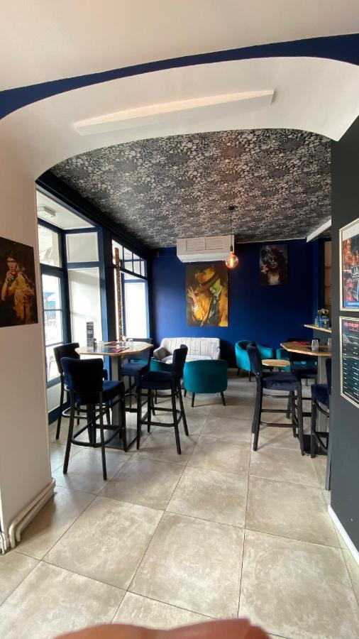 Hotel Restaurant La Place Saint-Amand-Mont-Rond Bagian luar foto